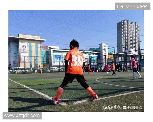 爱足球的小球星展现拼搏精神 未来可期的绿茵场新星